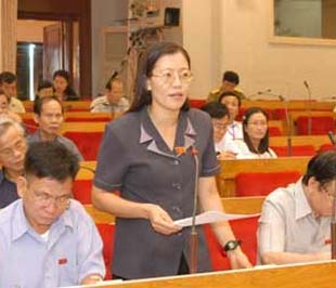 Bà Lê Thị Nga (người đứng) tại một phiên thảo luận của Quốc hội.