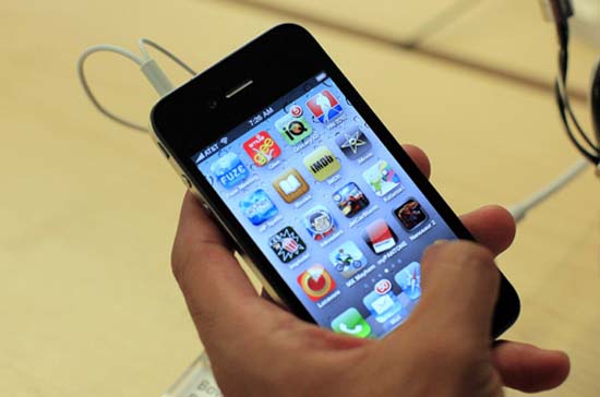 Từ 30/7, iPhone 4 sẽ có mặt ở thêm 17 quốc gia, vùng lãnh thổ - Ảnh: THX/Reuters.