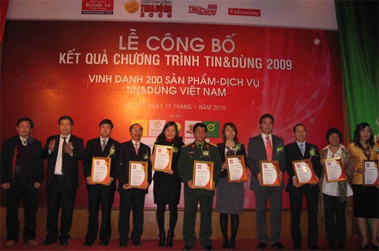 Đại diện các doanh nghiệp trong nhóm ngành Dịch vụ nhận chứng nhận Tin&Dùng 2009 - Ảnh: M.T.