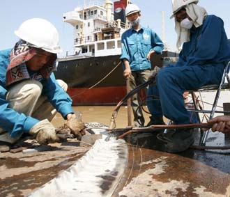 Việc kiểm tra đối với các tập đoàn kinh tế và tổng công ty nhà nước sẽ tập trung vào tình hình hoạt động đầu tư, tình hình sử dụng vốn vay tín dụng các ngân hàng và nguồn vốn đang quản lý; rà soát việc cắt giảm đầu tư để làm trụ sở, tập trung cho các công trình dự án phục vụ trực tiếp cho ngành nghề sản xuất kinh doanh chính.