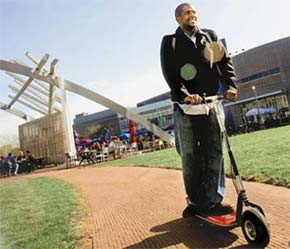 Một nhân viên di chuyển trong khuôn viên trụ sở của Google.