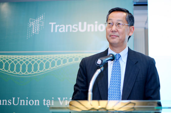 Lãnh đạo TransUnion phát biểu tại lễ nhận giấy chứng nhận đầu tư.