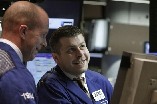 Lần đầu tiên trong nhiều tháng qua, chứng khoán Mỹ đã mở cửa ngày giao dịch với mức tăng hơn 1% giá trị - Ảnh: Reuters.