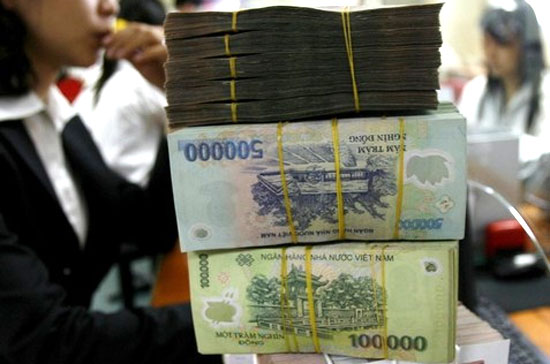 Theo ông Bùi Kiến Thành, với nguyên liệu nhập khẩu chiếm tỷ lệ cao trong giá thành sản xuất, khi đồng VND giảm, giá thành sản xuất hàng xuất khẩu sẽ tăng - Ảnh: Reuters.