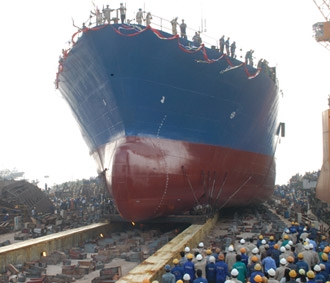 Sáu tháng đầu năm vừa qua tuy chưa phải là thời gian dài nhưng rõ ràng cũng đủ cho chúng ta suy ngẫm lại về bài học kinh nghiệm sử dụng sức mạnh điều tiết thị trường của Nhà nước.