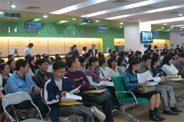 Công ty Cổ phần Chứng khoán Vincom đăng ký niêm yết 30 triệu cổ phiếu phổ thông trên HNX.