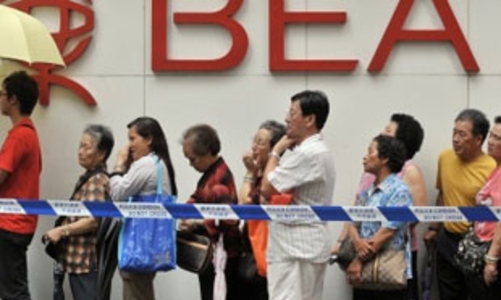 Lo ngân hàng phá sản, người Hồng Kông đổ đi rút tiền