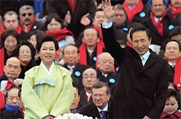 Trong lễ nhậm chức vào tháng 2/2008, ông Lee Myung-bak đã mời từ người lao công cho đến chính trị gia tới dự - Ảnh: AFP.