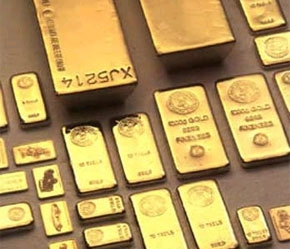 Giá vàng đột ngột giảm so với mức cao kỷ lục 28 năm qua là do các quỹ đầu tư tranh thủ bán ra kiếm lời, giá dầu giảm và giá USD tăng giá nhẹ so với Euro.