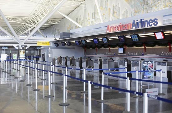 Một quầy vé vắng vẻ tại sân bay John F. Kennedy tại New York, Mỹ - Ảnh: Reuters.