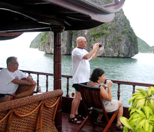 Theo số liệu từ Tổng cục Du lịch, tính cộng dồn cả năm 2008, lượng du khách nước ngoài tới Việt Nam chỉ tăng nhẹ 0,6% so với năm 2007, với tổng lượng khách khoảng trên 4,2 triệu lượt, không đạt kế hoạch đón từ 4,8- 5 triệu lượt khách như kế hoạch đã đề ra của ngành.