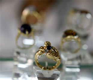 Đà giảm giá được hãm lại của Euro đã giúp giá kim loại quý có một tuần khởi sắc - Ảnh: Reuters.