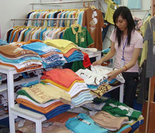 Mua sản phẩm dệt may do các doanh nghiệp trong nước sản xuất là người tiêu dùng đã góp phần vào quỹ Hỗ trợ đồng bào biển đảo.