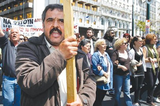 Người dân Hy Lạp xuống đường phản đối việc tăng thuế và giảm phúc lợi xã hội. Ảnh: Reuters.