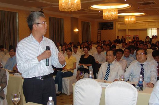 Ts. Nguyễn Đức Kiên (người đứng), Ủy viên Ủy ban Kinh tế Quốc hội trao đổi với các doanh nghiệp dự hội thảo.