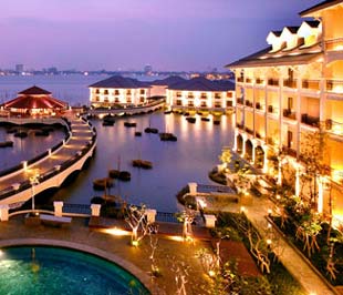 Đầu năm 2008, InterContinental Hanoi Westlake đã lọt vào danh sách Hot List 2008, những khách sạn mới hấp dẫn nhất thế giới do chí du lịch Conde Nast Traveler (Mỹ) bình chọn.