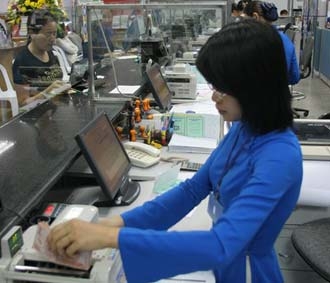 Nhìn vào hào quang tăng trưởng và lợi nhuận của một số ít ngân hàng, đã hình thành một quan niệm: kinh doanh ngân hàng luôn đem lại siêu lợi nhuận - Ảnh: Việt Tuấn.