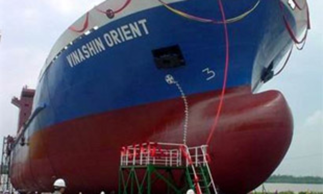 Tàu vận tải container Vinashin Orient 564 TEU.