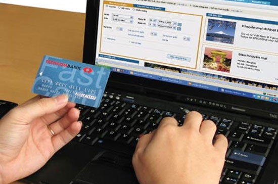 Có thể nói các doanh nghiệp sử dụng nhiều lao động là những khách hàng đầu tiên hưởng ứng các tiện ích nổi trội của Internet Banking trong việc trả lương cho nhân viên.