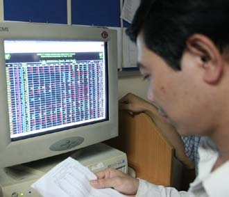 Không phải tất cả thông tin liên quan đến tổ chức niêm yết đều phải công bố qua cơ quan quản lý - Ảnh: Việt Tuấn.