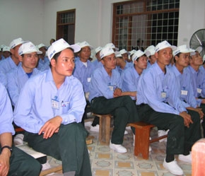 Về chế độ đóng bảo hiểm các loại, Cộng hoà Séc quy định, với bảo hiểm xã hội, người lao động phải nộp 8% tiền lương/tháng, chủ sử dụng nộp thêm cho người lao động 26% lương/tháng.