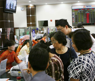 Giao dịch tại LienVietBank Thăng Long.