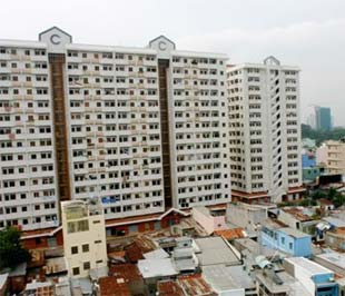 Bài toán khó cho các đô thị hiện nay là không di dời nổi người dân ra khỏi khu vực giải phóng mặt bằng do không bố trí kịp các khu tái định cư, dẫn đến tiến độ giải phóng mặt bằng bị "ngâm" quá lâu so với tiến độ.