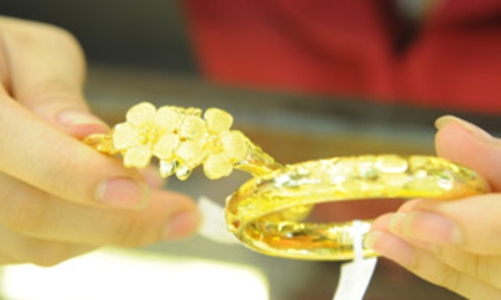 Giá vàng tiếp tục đi xuống