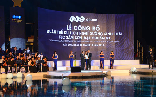 Ông &nbsp;Nguyễn Văn Tuấn, Tổng cục trưởng Tổng cục du lịch trao bằng chứng nhận quần thể FLC Sầm Sơn đạt chuẩn 5 sao cho ông Lê Thành Vinh, Phó chủ tịch Tập đoàn FLC, Chủ tịch Công ty TNHH FLC Samson Golf &amp; Resort.