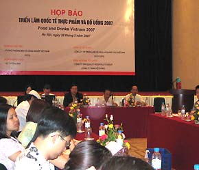 Quang cảnh cuộc họp báo giới thiệu triển lãm sáng 30/5.