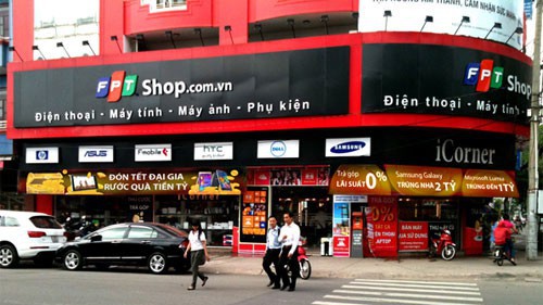 FPT Retail hiện có gần 500 cửa hàng trên khắp 63 tỉnh thành với doanh thu năm 2017 đạt gần 600 triệu USD, trong đó 15% đến từ doanh thu online.