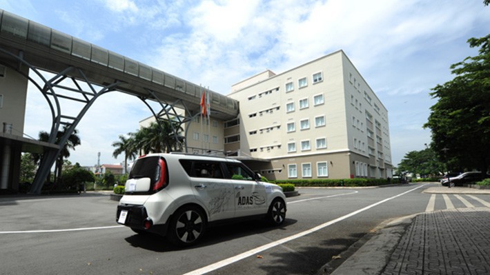Chiếc xe tự lái do nhóm kỹ sư FGA.AIT đang chạy thử nghiệm ở campus F-Town (quận 9, Tp.HCM).