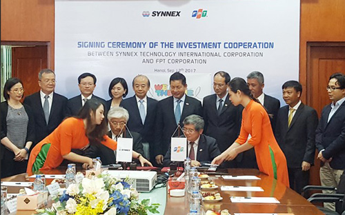 <span style="font-family: "Times New Roman"; font-size: 14.6667px;">Lễ ký kết giữa Tập đoàn FPT và tập đoàn Synnex Technology International Corporation sáng 12/9.</span>