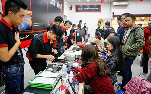 Khách hàng đến lấy iPhone 7/ 7 Plus tại điểm bán của FPT Shop trên phố Thái Hà - Ảnh: Tuấn Anh.