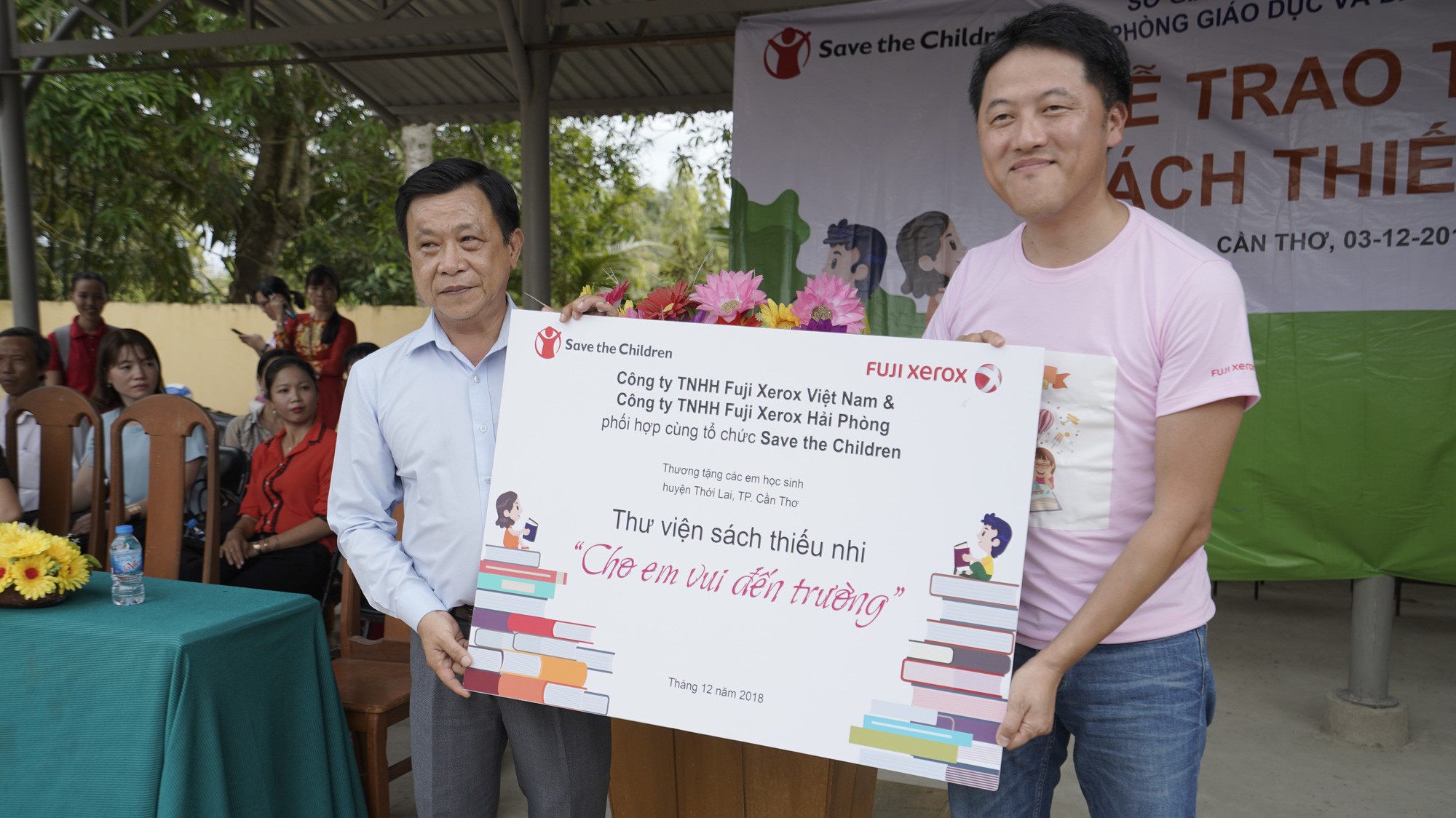 Fuji Xerox, SC tiếp tục trao tặng tài liệu học tập “Cho em vui đến trường”.