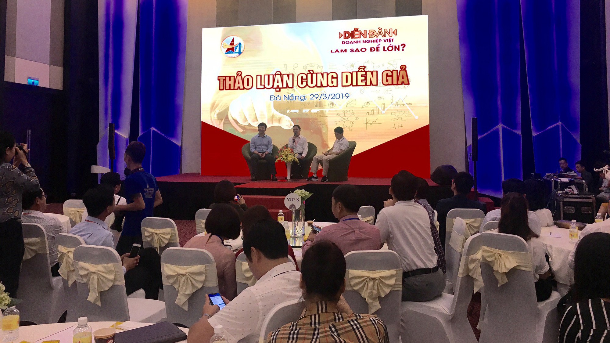 Hội trường chật kín chỗ ngồi từ 14h đến hơn 18h.