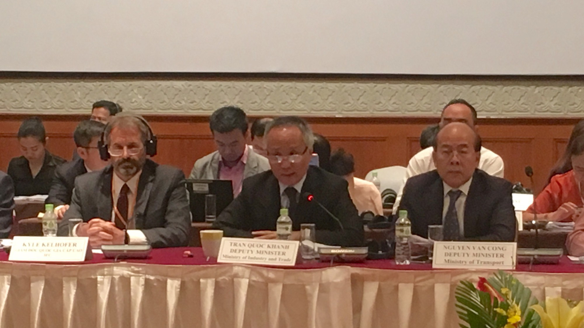 Thứ trưởng Bộ Công Thương Trần Quốc Khánh (giữa) phản hồi ý kiến doanh nghiệp.