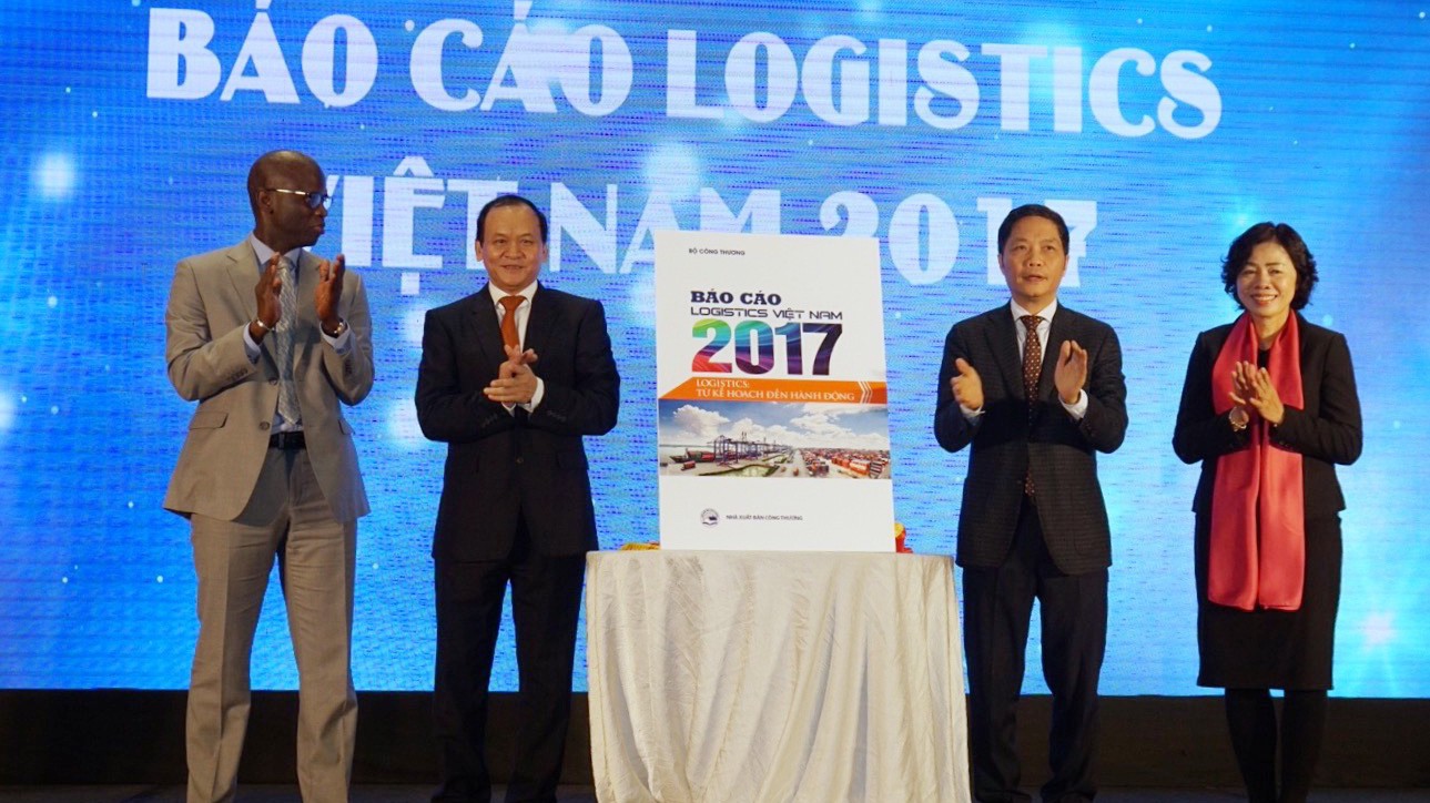 Lãnh đạo Bộ Công Thương, Bộ Giao thông Vận tải, Bộ Tài chính và đại diện Ngân hàng Thế giới thực hiện nghi lễ công bố báo cáo Logistics Việt Nam 2017 và ra mắt trang thông tin điện tử www.logistics.gov.vn - Ảnh: Quang Phúc.
