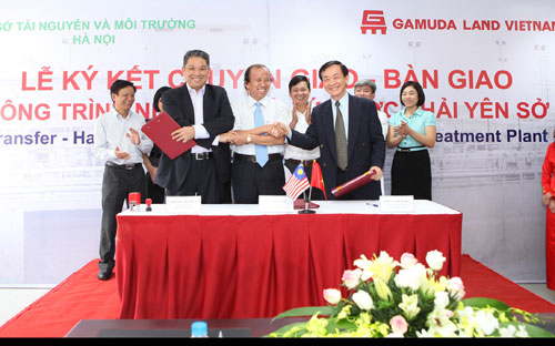 Lễ ký chuyển giao nhà máy xử lý nước thải Yên Sở sáng 30/8.<br>