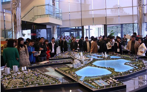Khách hàng tới tham quan dự án tại Gamuda City.