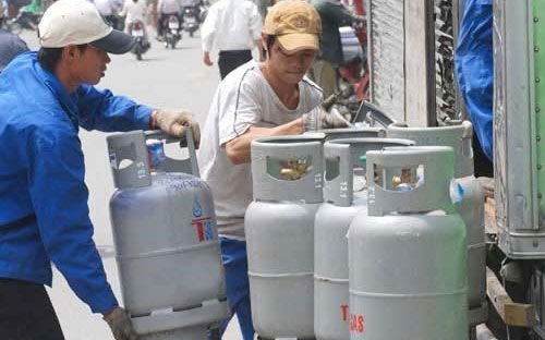 Từ ngày 1/12, các công ty gas đã đồng loạt áp dụng giá bán lẻ mới với mức tăng sốc, từ 78.000 - 79.000 đồng/bình 12kg. Theo đó, giá gas bán lẻ đến tay người tiêu dùng đã leo lên mức 485.000 - 491.000 đồng/bình.