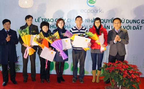 Đại diện Ecopark và chính quyền trao sổ đỏ cho các khách hàng ngày 12/1/2013.<br>