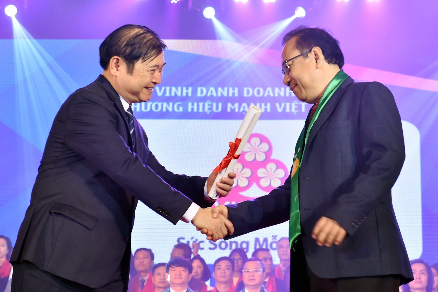 Toàn cảnh lễ vinh danh các Doanh nghiệp Rồng Vàng và Thương hiệu Mạnh Việt Nam  - Ảnh 10.