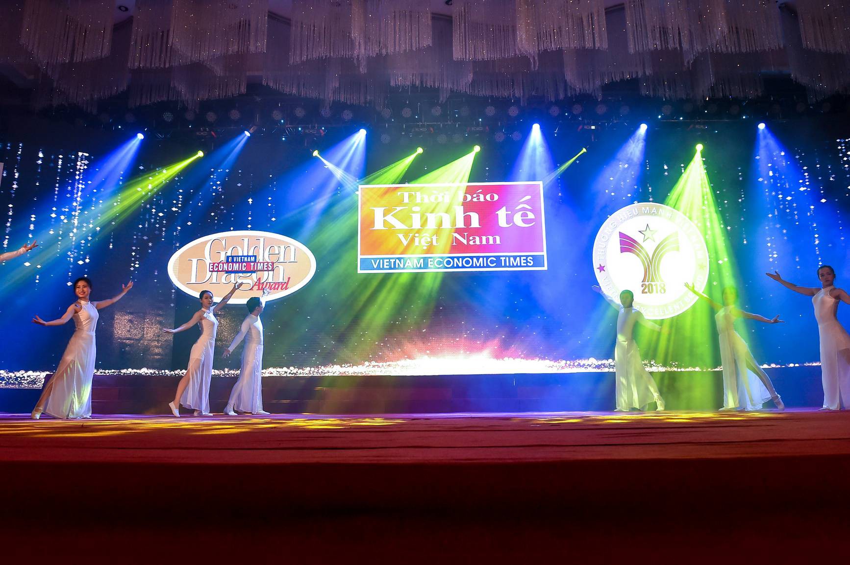 Toàn cảnh lễ vinh danh các Doanh nghiệp Rồng Vàng và Thương hiệu Mạnh Việt Nam  - Ảnh 4.