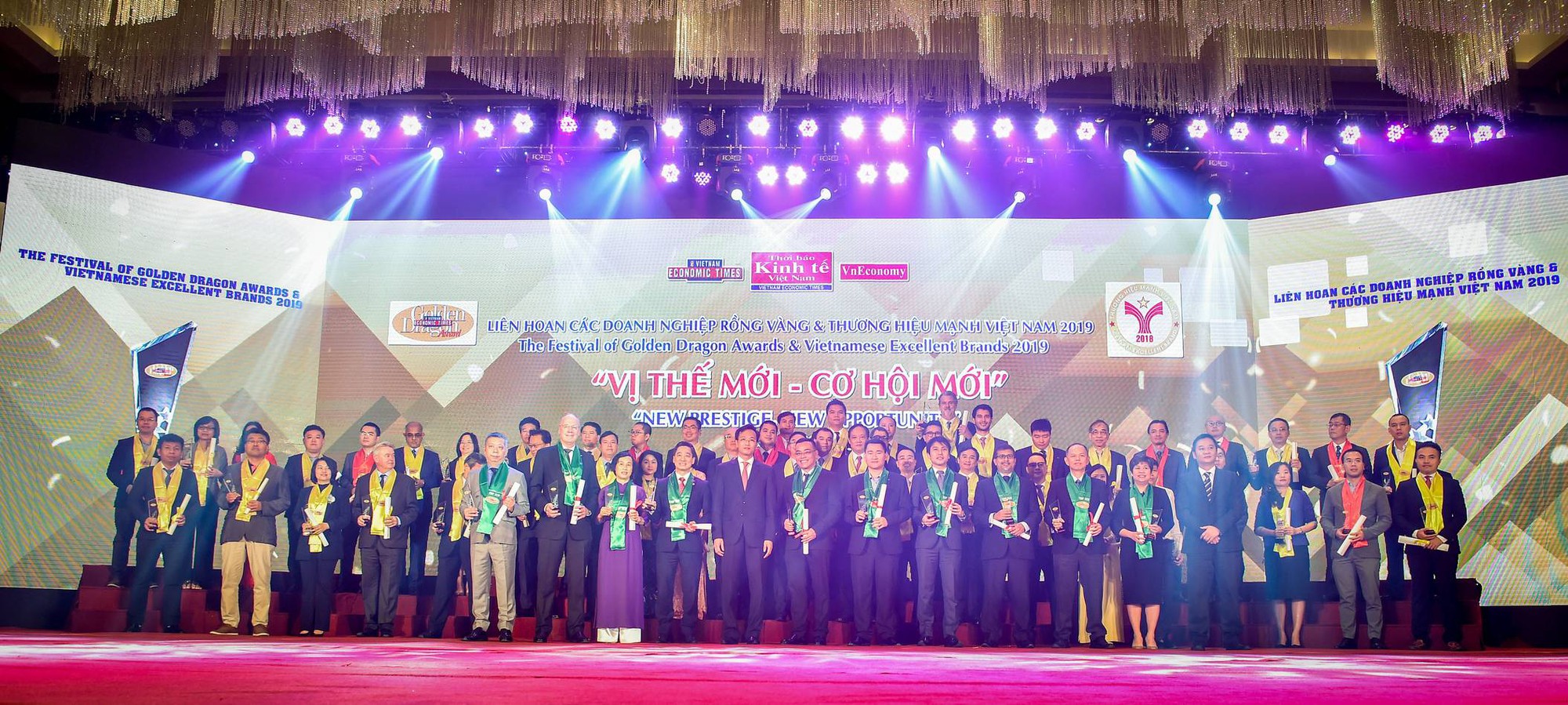 Toàn cảnh lễ vinh danh các Doanh nghiệp Rồng Vàng và Thương hiệu Mạnh Việt Nam  - Ảnh 13.