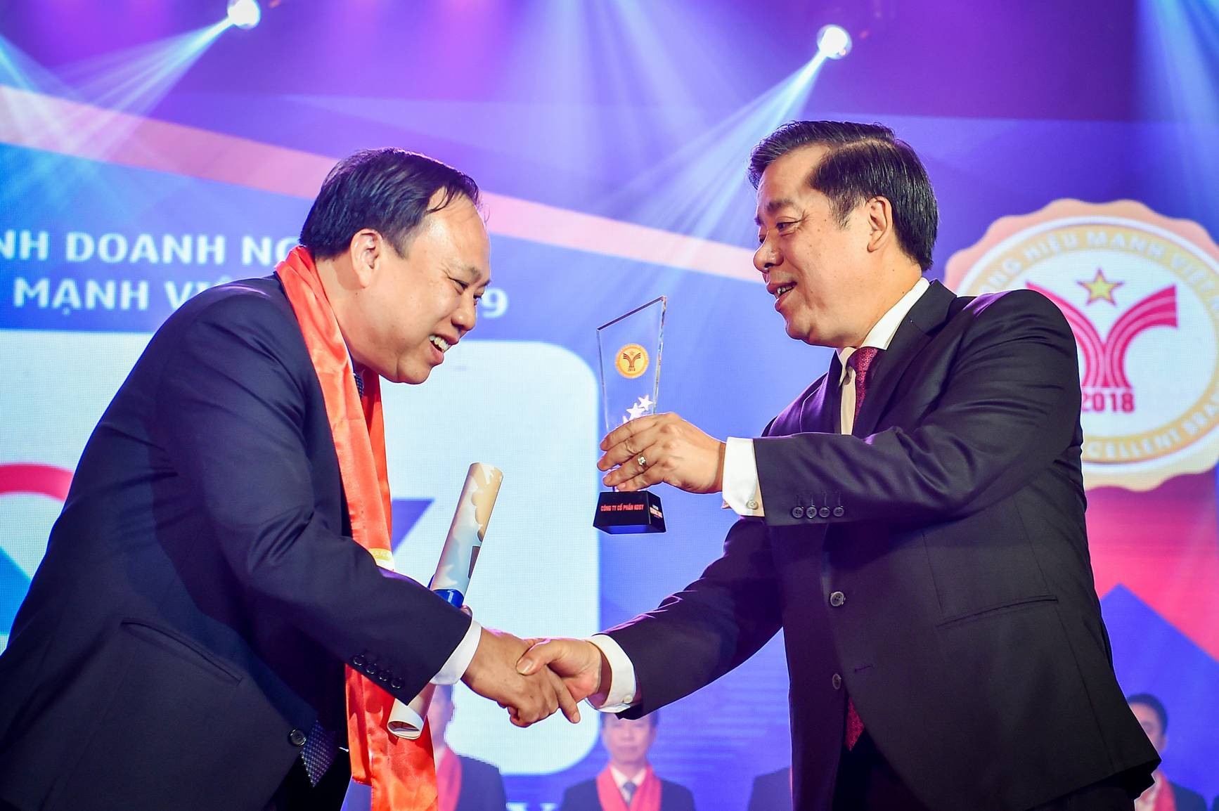 Toàn cảnh lễ vinh danh các Doanh nghiệp Rồng Vàng và Thương hiệu Mạnh Việt Nam  - Ảnh 9.