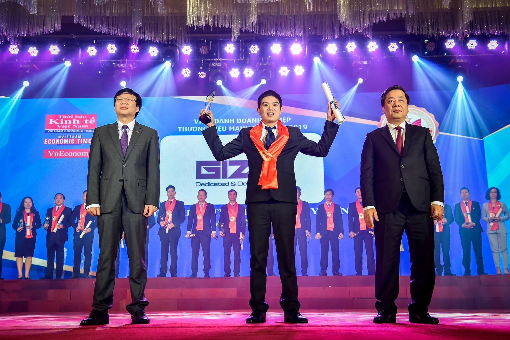 Toàn cảnh lễ vinh danh các Doanh nghiệp Rồng Vàng và Thương hiệu Mạnh Việt Nam  - Ảnh 7.