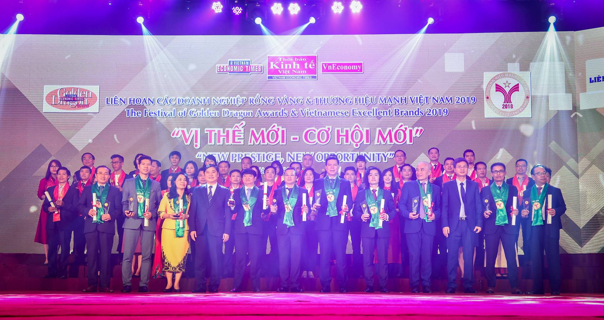 Toàn cảnh lễ vinh danh các Doanh nghiệp Rồng Vàng và Thương hiệu Mạnh Việt Nam  - Ảnh 12.