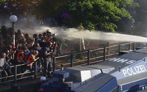 Sáng ngày 7/7, ngày đầu diễn ra Hội nghị Thượng đỉnh G20 tại Hamburg, Đức, biểu tình nghiêm trọng diễn ra khiến cảnh sát phải dùng thiết bị chống bạo động và xịt vòi rồng vào đám đông. Đêm trước đó, các cuộc biểu tình bạo lực đã khiến hơn 150 cảnh sát bị thương - Nguồn: CNN.<br>