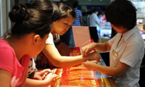 Kinh tế 24h qua: Nhà đầu tư tháo chạy